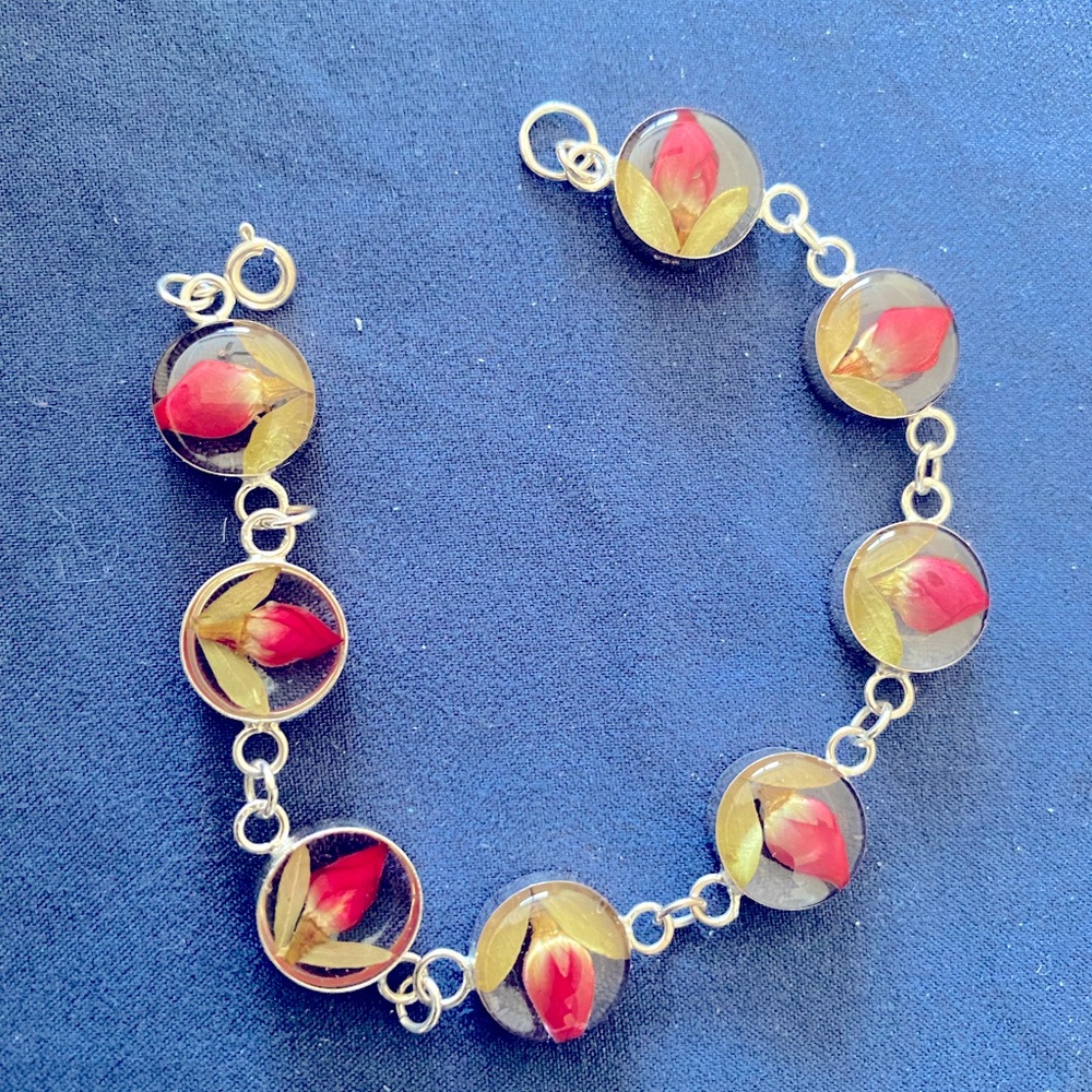 Women’s bracelet with real flowers inside